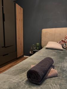 ein Schlafzimmer mit einem Bett mit einer grauen Decke darauf in der Unterkunft 1 Bed Apartment- Walton on Thames, Surrey in Sunbury