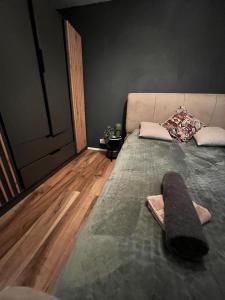 ein Schlafzimmer mit großem Bett und Holzboden in der Unterkunft 1 Bed Apartment- Walton on Thames, Surrey in Sunbury