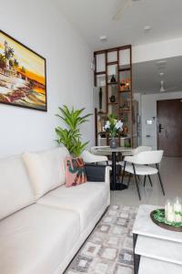 Gallery image of 1BR Luxe Condo - Lotus Lookout - Ocean and City Views - Pool - Gym in Colombo +37 photos