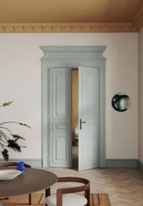 a room with a door and a table and chairs at Florès Boutique Hotel in Zwolle