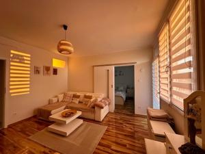 una sala de estar con un sofá y una mesa en Harmony Suite Apartment, en Pápa