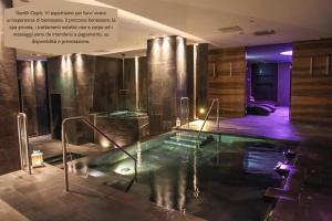 ein Badezimmer mit einer großen Badewanne in der Unterkunft 4 SPA Hotel in Catania