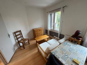 Un dormitorio con una cama y una silla y una ventana. en T2 reposant Beauvais, en Beauvais