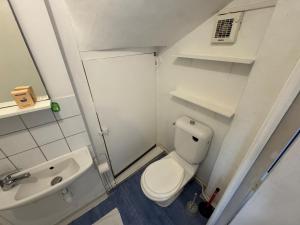 Un baño pequeño con inodoro y lavabo. en T2 reposant Beauvais, en Beauvais