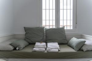 un divano con cuscini e asciugamani sopra in una stanza di Doñana Loft 17 a Sanlúcar de Barrameda Altre 14 foto