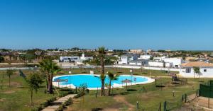 un'immagine di una piscina in un resort di Doñana Loft 17 a Sanlúcar de Barrameda