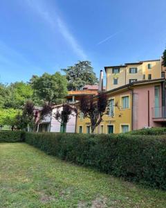 a building with a hedge in front of a building at Locanda La Cavallina in Brisighella