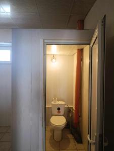 Un baño con un inodoro blanco en una habitación. en стаи за настаняване, en Razgrad