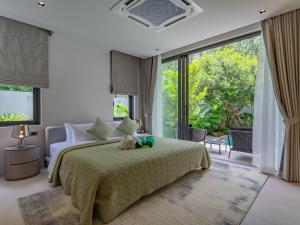 ein Schlafzimmer mit einem Bett, auf dem ein Teddybär liegt in der Unterkunft NEW Cozy 3BR Luxury Pool Villa - Villa Nova in Ban Pak Lak + 57 Fotos