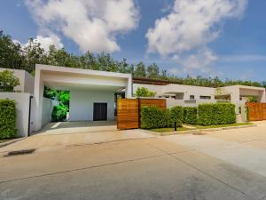 ein Schlafzimmerhaus mit Auffahrt in der Unterkunft NEW Cozy 3BR Luxury Pool Villa - Villa Nova in Ban Pak Lak