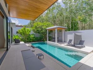 ein Bild eines Schwimmbads in einem Haus in der Unterkunft NEW Cozy 3BR Luxury Pool Villa - Villa Nova in Ban Pak Lak