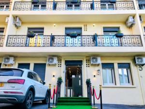 une voiture blanche garée devant un immeuble dans l'établissement Résidence touristique marcadal by Mon rêve, à Fort-de-l'Eau