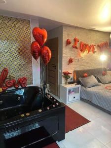 Ένα ή περισσότερα κρεβάτια σε δωμάτιο στο Jacuzzi studios 777