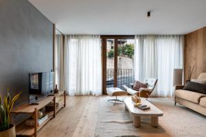 TV a/nebo společenská místnost v ubytování Isard Homes by Select Rentals