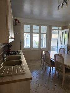 een keuken en eetkamer met een tafel en stoelen bij La maison du temps suspendu in Menetou-Râtel