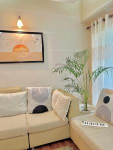 Un lugar para sentarse en Cozykeyz 2BHK apartment with balconies near swayambhu