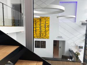 Una escalera en un edificio con una pintura amarilla en la pared. en Hotel Djurhuus, en Tórshavn