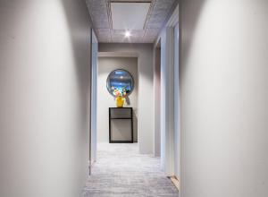 un corridoio in un edificio con corridoio di Hotel Djurhuus a Tórshavn