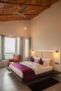 Postel nebo postele na pokoji v ubytování Spellmount - Himalayan View Infinity Pool Resort in Kausani