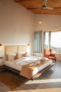 Postel nebo postele na pokoji v ubytování Spellmount - Himalayan View Infinity Pool Resort in Kausani