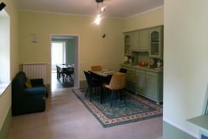 Civitella Del LagoCasa Vacanze Il Piatello Civitella del Lago的配有桌椅的厨房和客厅