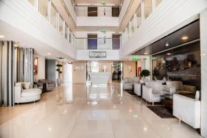 a lobby with couches and chairs in a building at 芭提雅瞰海无边泳景泳池健身房公寓 直达海滩椰子树旁 in Pattaya South +15 photos