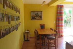 Un comedor con mesa y sillas de madera. en Ferienhaus Retzow, en Rechlin