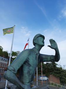 a statue of a man standing next to a flag at Ferienwohnung ElbGlück in Lauenburg