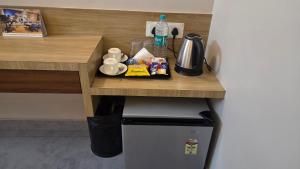 Příslušenství pro přípravu čaje a kávy v ubytování Hotel Gulmohar Grand