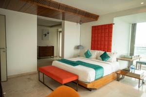 Ένα ή περισσότερα κρεβάτια σε δωμάτιο στο MARINE DRIVE - BEACH FRONT LUXURY PENTHOUSE by NIOTEL