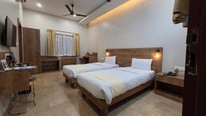 Una cama o camas en una habitación de Hotel Gulmohar Grand 63 fotos más
