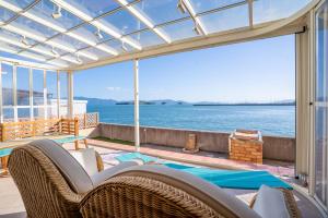 濑户内市らくがきシーサイド牛窓的可欣赏水景的阳台