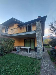 コーリコにあるhome in residenceのパティオ(テーブル付)、バルコニーが備わる家です。