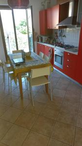 コーリコにあるhome in residenceのキッチン(ノートパソコン付きのテーブル付)