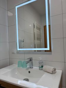 y baño con lavabo, espejo y espejo. en Pension Landidylle, en Wohlenhagen 42 fotos más