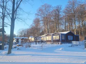 a house in a yard with snow on the ground at Ett charmigt smultronställe med havsutsikt in Sölvesborg