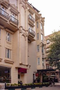 un grand bâtiment avec des balcons sur le côté dans l'établissement Chirani Signature Hotel, à Islamabad