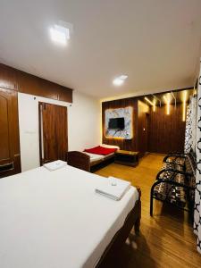 sypialnia z dużym łóżkiem i telewizorem w obiekcie Coolspot Cottage w mieście Utakamand