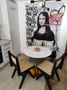 Una mesa y dos sillas en una cocina con pared en Nest suite by Oikies Rentals, en Neoi Epivates