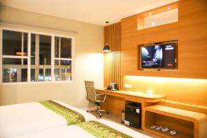 Una televisión o centro de entretenimiento en Front One Hotel Papua Lestari
