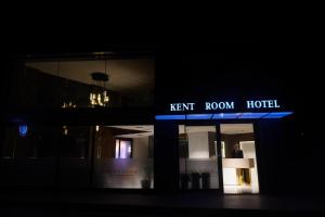a night view of a kent room hotel sign at Kent Room Hotel in Kapaklı