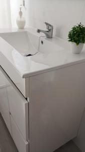 a white kitchen sink with a potted plant on it at El Recuerdo in Arcos de la Frontera