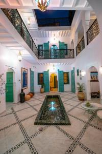 ein großes Zimmer mit einem Pool in der Mitte in der Unterkunft Riad Nejma Benyoussef in Marrakesch