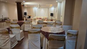 Un lugar para sentarse en Hotel Gulmohar Grand