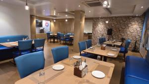 Un lugar para sentarse en Hotel Gulmohar Grand