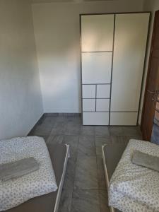 Habitación con 2 camas y armario. en Appart Dilda, en Rixheim