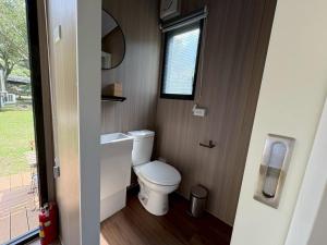 Ένα μπάνιο στο Lanyin Hut X by Tiny Away