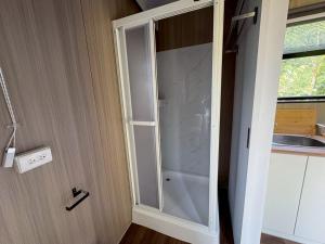 Ένα μπάνιο στο Lanyin Hut X by Tiny Away