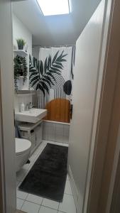 a bathroom with a toilet and a sink at ALLROOM Modernes Apartment in Unterschleißheim Nur 20 Minuten nach München in Unterschleißheim