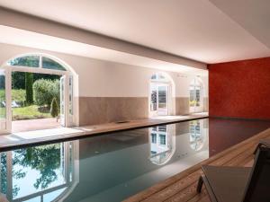 Πισίνα στο ή κοντά στο Mercure Maintenon